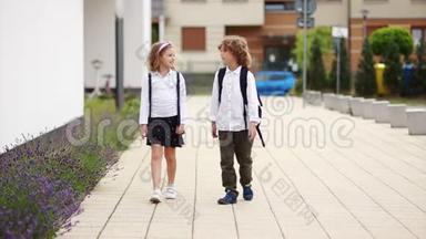 男孩护送女孩离开学校。 他用慈爱的目光看着她。 女孩微笑着拍拍他的肩膀